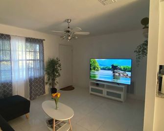 Cozy Home w Lake view and Kayak - Holiday - Sala de estar