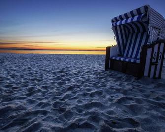 Large holiday home with roof terrace and garden - Ueckermünde - Gebäude