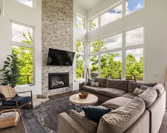 Skips Hideaway 4br Fall Retreat Hot Tub Dog - Young Harris - Living room