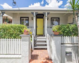 Fernberg Cottage - Sunny Queenslander Charm - Brisbane - Building