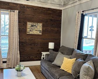 Charming 1-bedroom house in terrific Harrisburg with AC, WiFi - Harrisburg - Living room