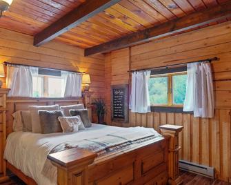 Unique mountain lodge with firepit, loft, & children's items - near skiing - Del Norte - Bedroom