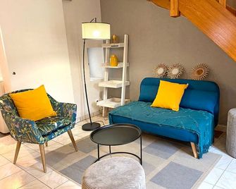 Gîte charmant avec spa et jardin, animaux admis - Gannat - Living room