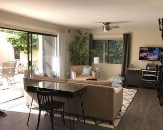 2 Bedroom Palm Springs Condo - Palm Springs - Sala de estar