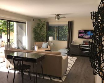 2 Bedroom Palm Springs Condo - פאלם ספירנגס - סלון
