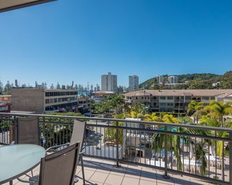 The Village Holiday Apartments at Burleigh Heads - Burleigh Heads - Balcony