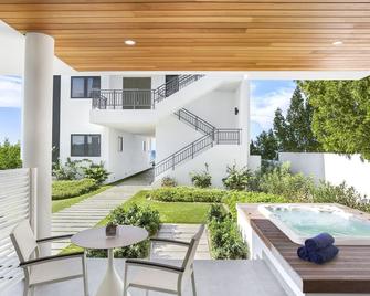1-Bedroom + Sofabed at Award-winning Tranquility Beach Resort on Meads Bay Beach - West End Village - Bazén
