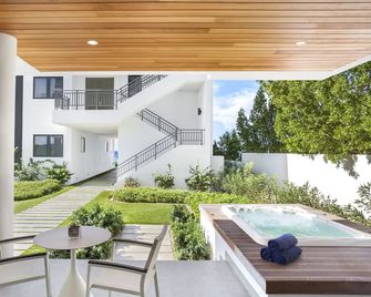 1-Bedroom + Sofabed at Award-winning Tranquility Beach Resort on Meads Bay Beach - West End Village - Piscina