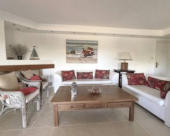 Punta Del Este Spacious Apartment In Front Of The Beach With Housekeeping - Punta del Este - Living room