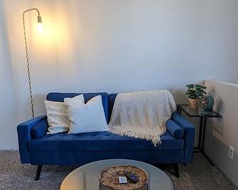 Private Suite - Reno - Living room
