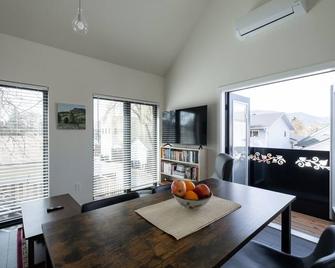 Modern, new carriage house 5 mins to everything! - Penticton - Dining room