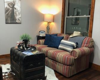 Historic Downtown Dodge City, Ks. Located On Boot Hill - Gunsmoke Fans Welcome - Dodge City - Living room