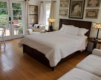 Elegant Garden Apartment - Coronado - Bedroom