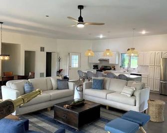 Unique River House on The Potomac - with Hot Tub - Moorefield - Sala de estar