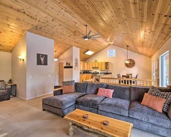 Cold Springs Mountain Cabin Hot Tub and Generator - Long Barn - Sala de estar