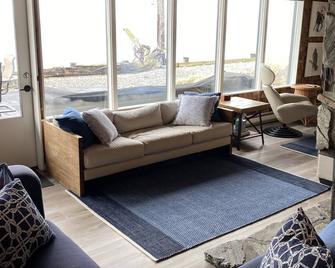 Sandy Point Beachfront - Ferndale - Living room