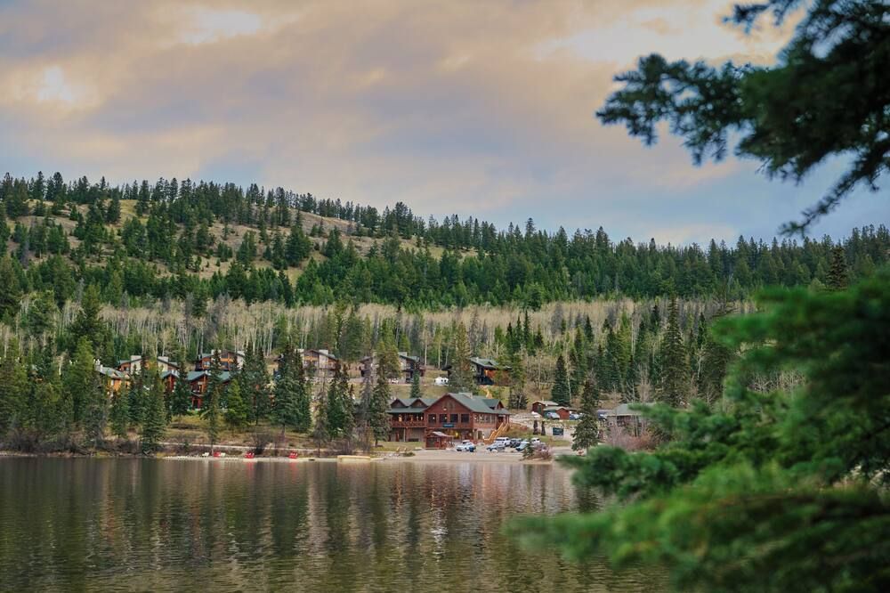 Pyramid Lake Lodge from $129. Jasper Hotel Deals & Reviews - KAYAK
