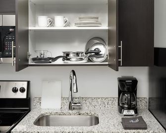 Stayapt Suites Greenville Greer Bmw - Greer - Cuina