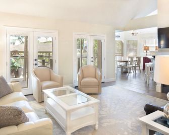 New Orleans Area Beautiful Waterfront Home 4BR with Private Boat Dock - Slidell - Living room