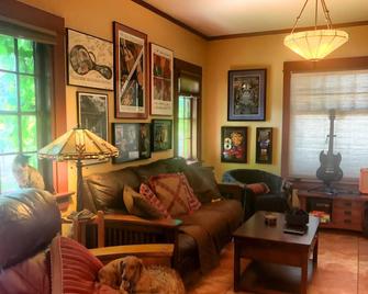 The Coolest Inner Denver Find! With Exciting Important 2025 Upgrades! - Denver - Wohnzimmer