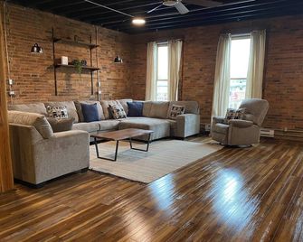 The Loft at 170 Main - Enough Room for Everyone! - Dansville - Living room