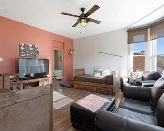 Tombstone at The Ore House Inn - New Castle - Sala de estar