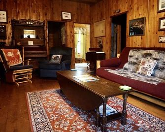 Weisel Cabin - Nostalgic Cabin located within walking distance of Downtown La Pointe! - La Pointe - Living room