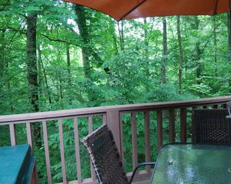Loft Cabin with Hot Tub @ LakePointe Resort - no cleaning fees! - Russell Springs - Balcony