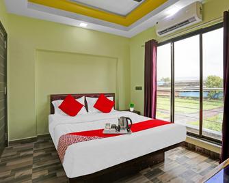 Hotel O Om Sai Residency Lodging and Boarding - Mumbai - Bedroom