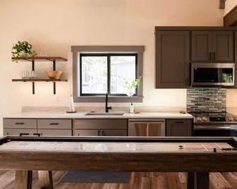 Packwood Cabin w/ Hot Tub | Steps to Town & River - Packwood - Cocina
