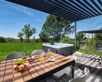 San Servolo Resort & Beer Spa - Buje - Patio