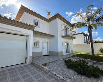 Villa Alcantarilha - Alcantarilha - Building