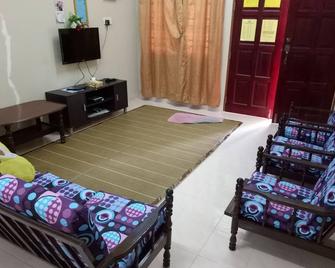 Homestay Kok Lanas-Hasyam Muslim Guest House - Ketereh - Living room