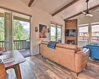 'Mountain High Pines Retreat' w/ Hot Tub & Views! - Pine - Sala de estar