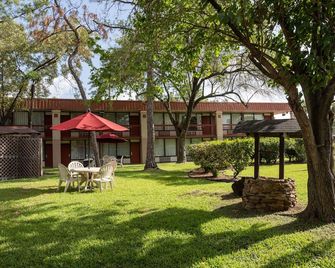 Greentree Hotel & Extended Stay I-10 Fwy Houston, Channelview, Baytown - Channelview - Патіо
