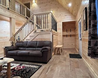 Cozy cabin with direct snowmobile and atv trail access! - Rockwood - Living room