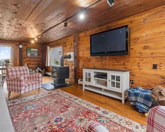 Highland Catttle Farm - Cozy Suite for Two - C - Loudon - Living room