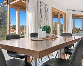 Majestic 5BR Villa with Guesthouse, Pool & Spa - Poway - Eetruimte