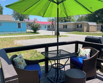 Cozy cottage for a couple's weekend get away! - Russells Point - Patio