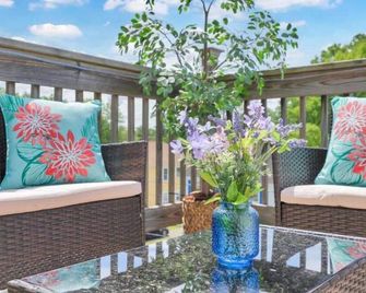 WeHa Penthouse w/ Private Deck - 西哈特福德 - 天井