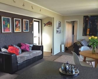 Waterfront, Stunning Sunsets and Great Location. - Thames - Living room