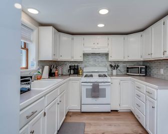 Renovated home with lake views in ️ of Sackets! - Sackets Harbor - Kitchen