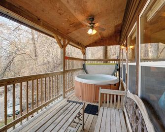 'Gone Hiking' Bryson City Cabin w/ Hot Tub & Grill - Bryson City - Balcony