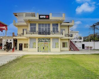 Spot On Sankalp Hotel - Pratāpgarh - Building