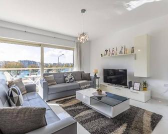 Stunning - Sunnyside 3-Bedroom - Sliema - Living room