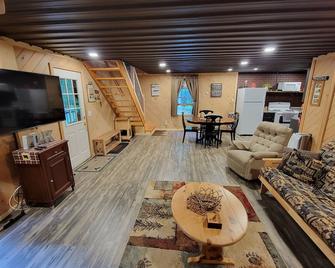 Cozy Cabin Near A Creek In The Forest - Inlet - Living room