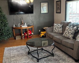 Soothing 3-bedroom farmhouse with AC on 2 acres just outside of Sergeant Bluff - Salix - Sala de estar