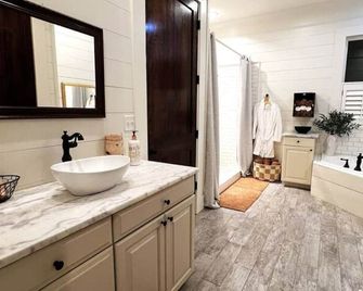 Southern Farm House 4 Br 4 Bath - Moultrie - Bathroom