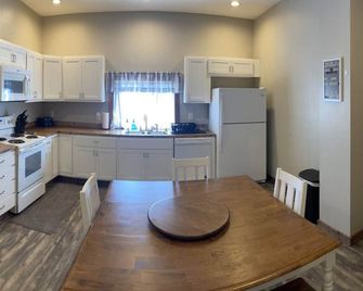 Modern Farmhouse 3 Bed, 2 Bath Apartment, Sleeps 7, Lots of Space, Steps to Downtown, Honeywell & Eagles Theater - Wabash - Keuken