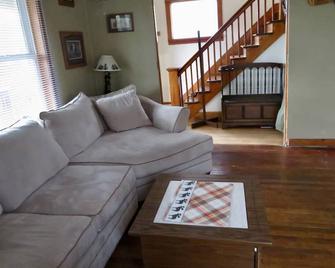 Just a mile up from Lake Superior located in the middle of Duluth! - Duluth - Living room